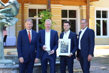 Jan Wettstein, Vorstand Markt VR-Bank Bad Salzungen Schmalkalden eG, Marko Schrön, Geschäftsführer Autohaus Schrön GmbH, Roman Schmidt, Teamleiter Betriebliches Risiko- und Zukunftsmanagement VR-Bank Bad Salzungen Schmalkalden eG sowie Daniel Auer, Vertriebsdirektor R+V Versicherung Südost (von links nach rechts). Foto: VR-Bank Bad Salzungen Schmalkalden eG