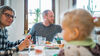 MetallRente Riester Rente - Junge Familie beim Essen