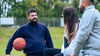 Zwei junge Männer und eine junge Frau mit Basketball